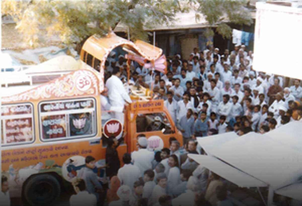 शक्ति को लेकर सियासी बयानबाजी के बीच पीएम मोदी की लोक शक्ति यात्रा की तस्वीरें वायरल